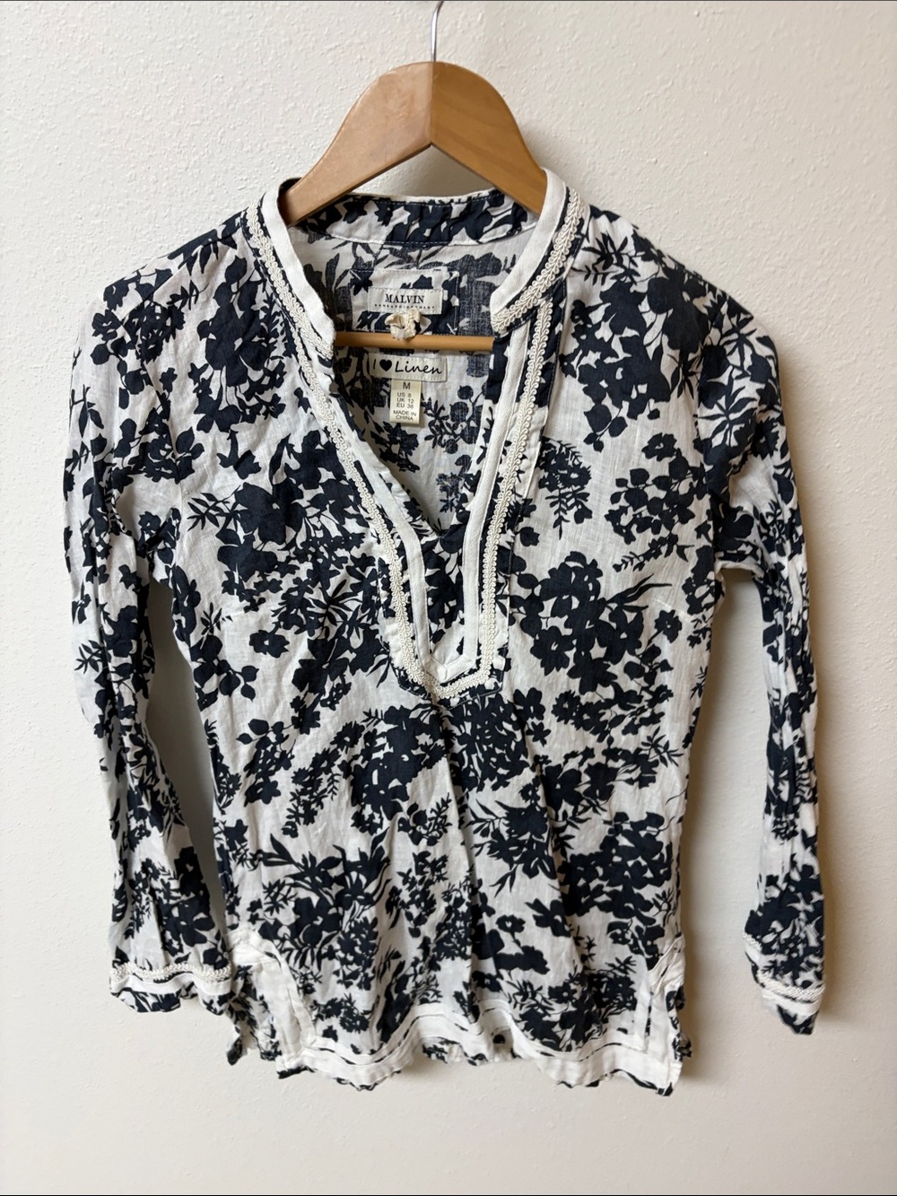 Malvin I love Linen navy & White Floral V-Neck Women's Top size M/US 8